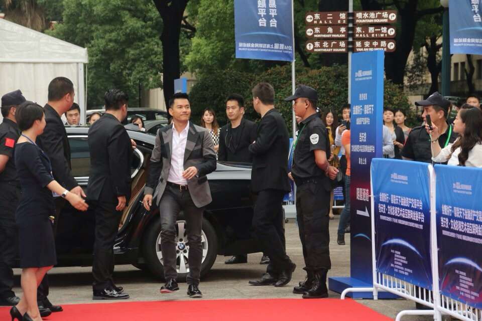 天成山东保安公司为香港明星提供保镖服务